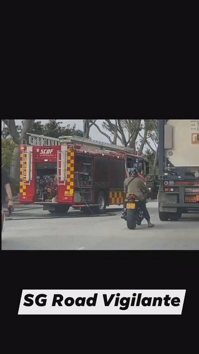 新加坡裕廊恐怖车祸！车头起火，十几个客工从翻车大巴中爬出