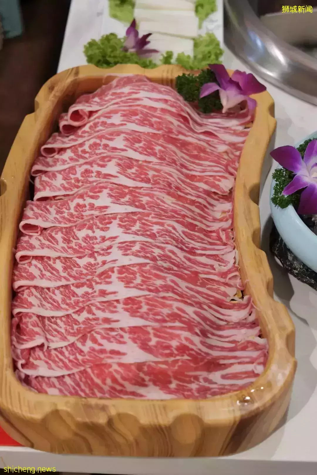 新加坡這家九宮格火鍋太贊了！不限量自助、免費湯底、送飲料