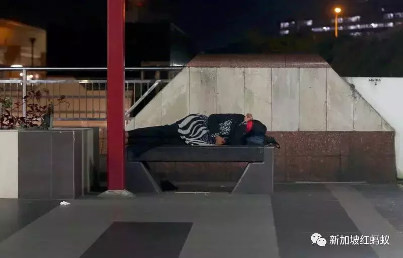 新加坡北部地鐵站出現多名街友　有人有家歸不得有人付不起房租