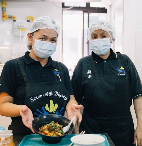 新加坡这个美食广场太有爱，雇用和培训残疾或生活困难的员工