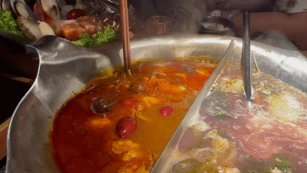 排队5小时!网红凑凑火锅来新加坡了!锅底无限续、奶茶免费喝!菜品大曝光