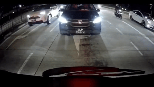 新加坡一红色奔驰失控,连撞三车、已造成1死4伤!现场太惊悚