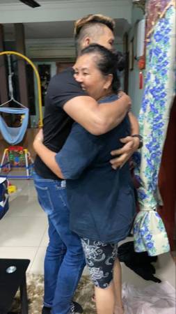 越堤族屠妖节悄悄回家 妈妈看到儿子吓得跳起来 