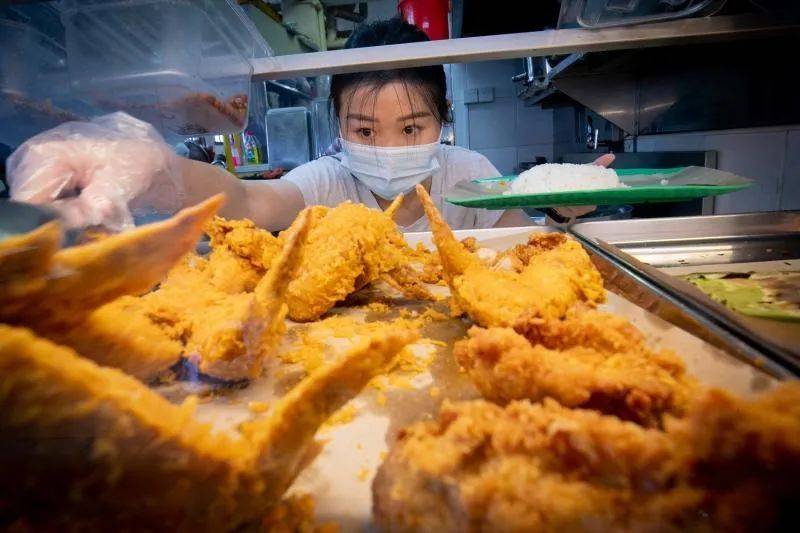 椰浆饭西施、韩流Oppa、运动潮人,来看看新加坡新一代小贩的另类风