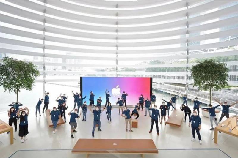 實拍探店！新加坡全球首個海上蘋果店，驚呆了