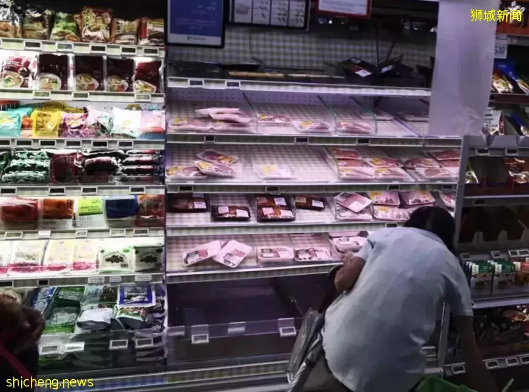 实拍新加坡超市鲜鸡被抢空、小贩关门!全球20多国家禁止这些粮食出口