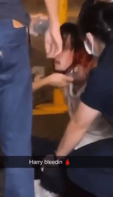 按压在地、猛挥警棍,4青年血流满面!新加坡警方驳斥暴力执法