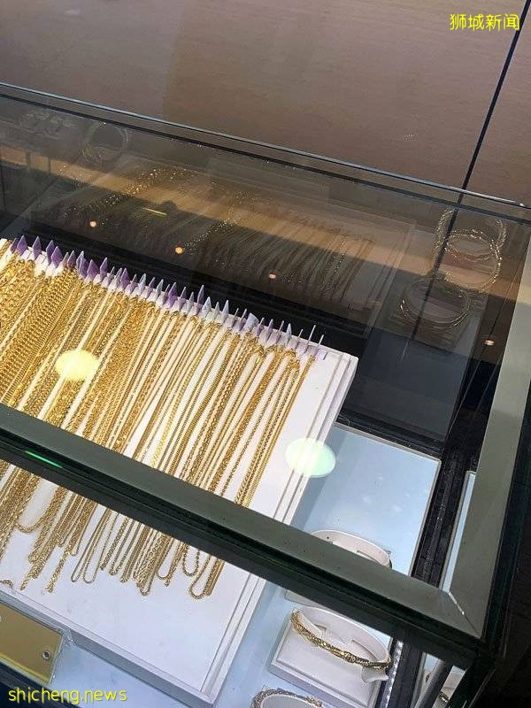 2男当店勾走金链  这间偷 那间当 