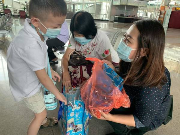 長堤兩岸半年不相見 4歲兒獲准進獅城 興奮熊抱爸媽