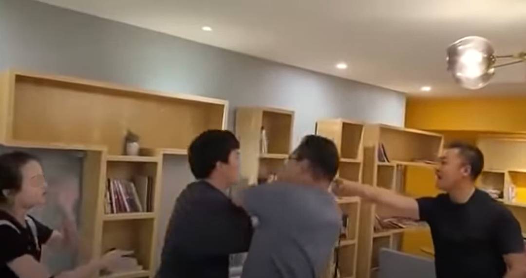 中國女留學生討薪被掌掴、踢飛！唐人街爆發抗議遊行！新加坡也有這種事嗎