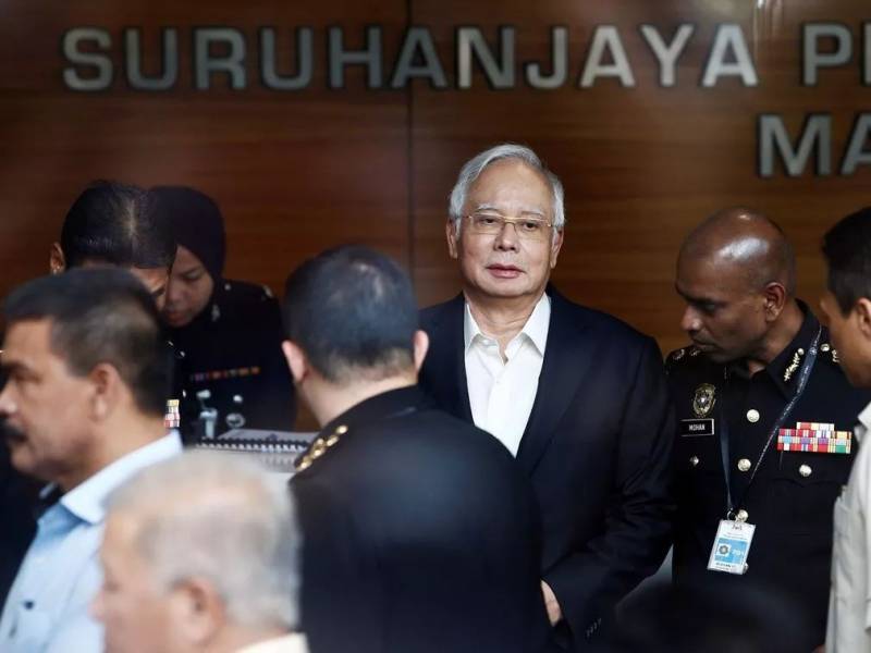 新加坡清晨5點幾十人去法院排隊，旁聽李顯龍“打官司”