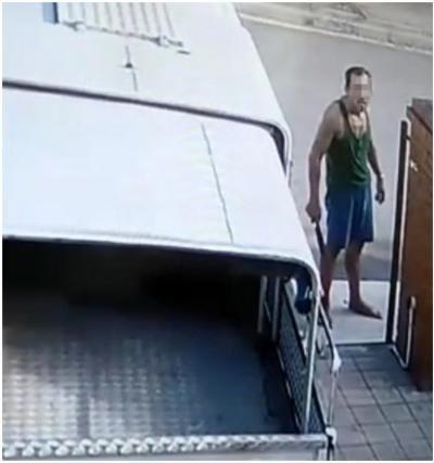 洋房外乱挥舞巴冷刀 怪男3砸破轿车挡风玻璃