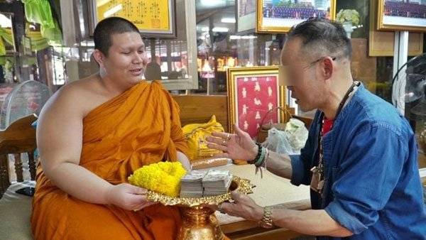 新加坡华裔中钜奖 赴泰捐佛寺百万还愿 