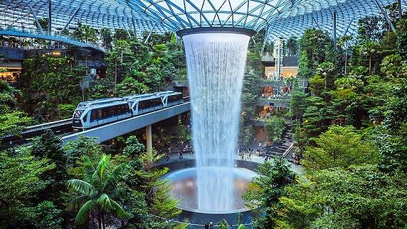 在香港，有人质疑新港航空气泡是“不平等条约”