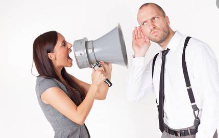 在新加坡不戴口罩的英国人,终于被判坐牢+遣返!女粉丝大闹法庭