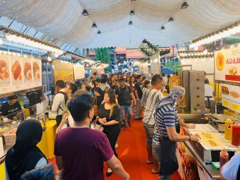 烧烤、炸鸡、可丽饼……热爱宵夜文化的你，怎能错过狮城的夜市