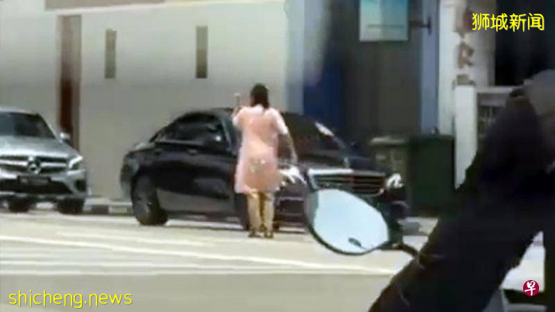 比手画脚大声叫喊  女子路上“指挥”交通