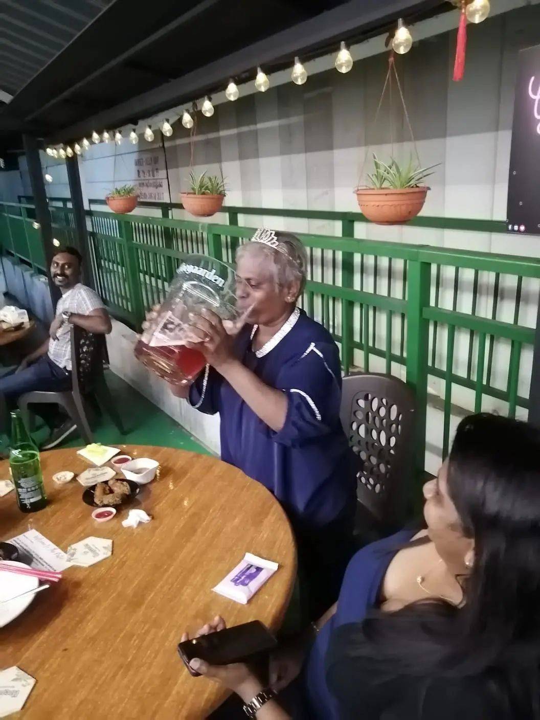 超超超大杯!一杯3.5升的Hoegaarden啤酒你見過嗎?幹了算你贏