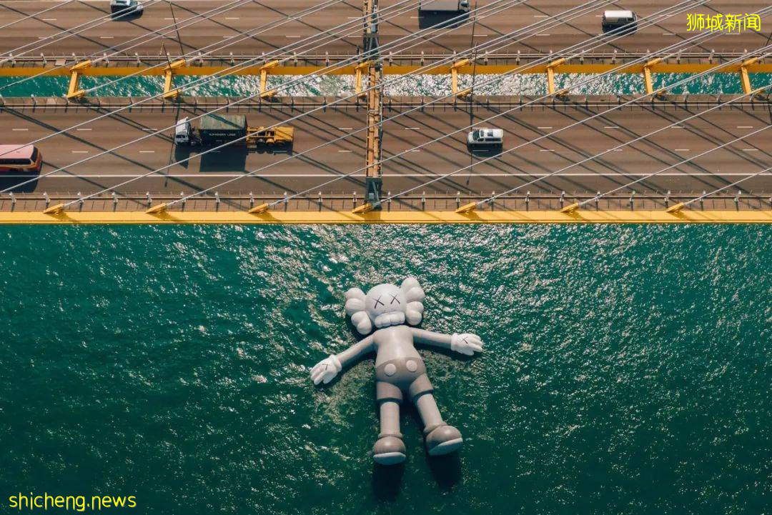 《KAWS: HOLIDAY》11月正式登陸新加坡！42米濱海灣浮動舞台巨型擁抱雕塑&獅城獨家收藏品，讓你大飽眼福
