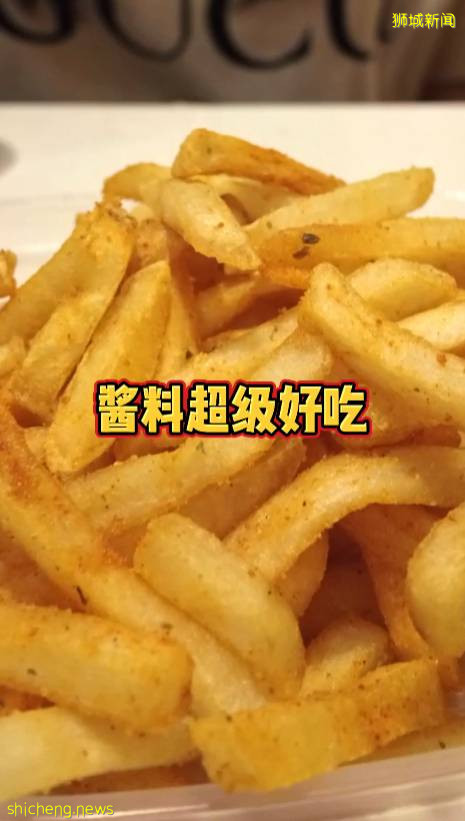 美女小姐姐实拍!这个麦当劳汉堡太好吃了!只在新加坡才有