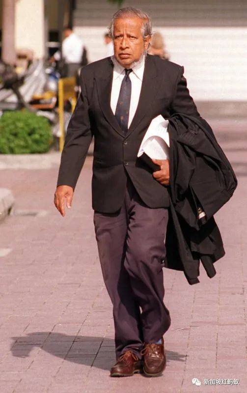 父兄皆为反对党高层,这名男子却获新加坡政府赏识步步高升