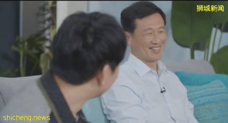 林俊杰与新加坡卫生部长对话疫情下的生活,一身的LV!贵气逼人