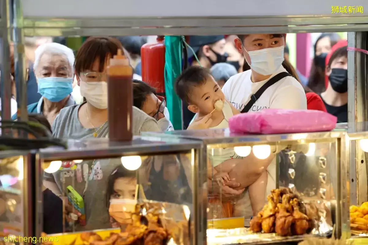 宏茂桥流动市集现人潮 民众兴致盎然多数戴口罩