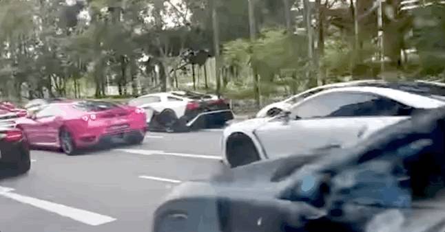 新加坡惊现40多辆豪车车队，绕财富之泉不停转圈！他们是在“做法”吗