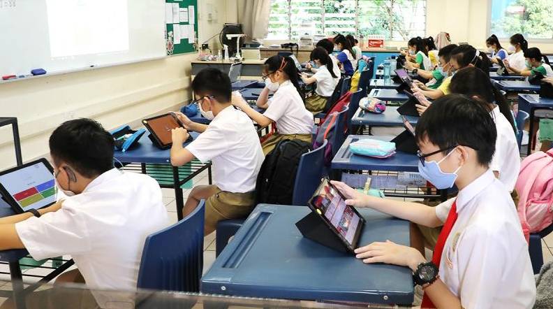新加坡国立教育学院调查显示，本地华裔青年使用华英语信心相近