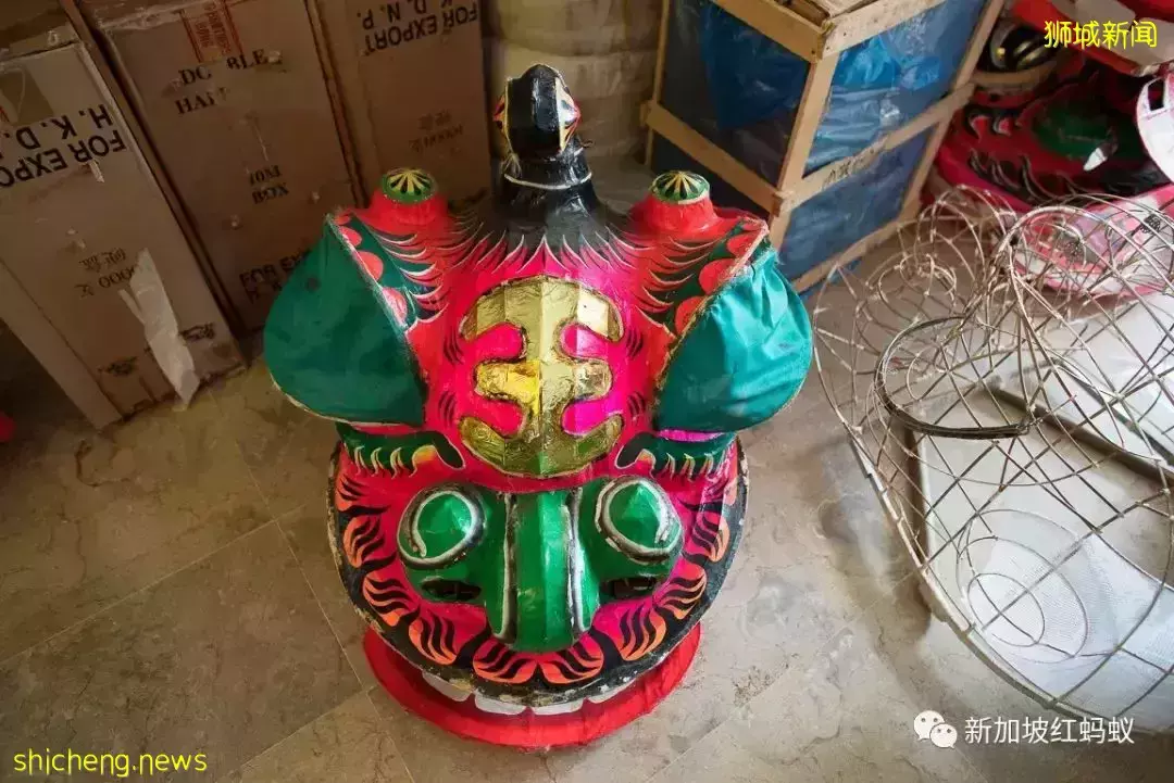 新加坡五顔六色的舞獅　多出自這位全職獅頭紮作師傅之手