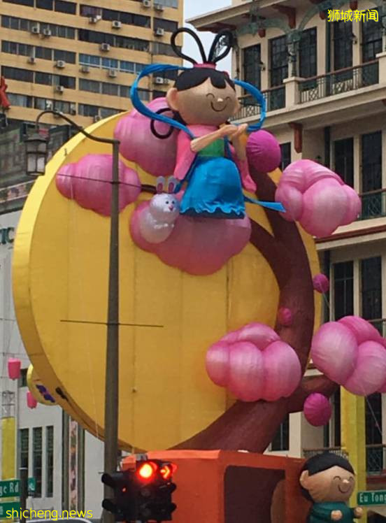 昨晚,新加坡牛车水中秋亮灯!“嫦娥好看得像整过容……”