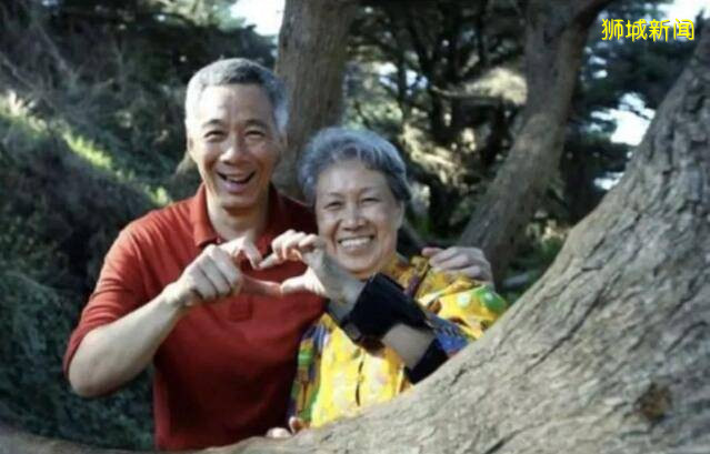 新加坡夫妇携手参与国庆军乐队表演，真是一本正经的撒狗粮呀