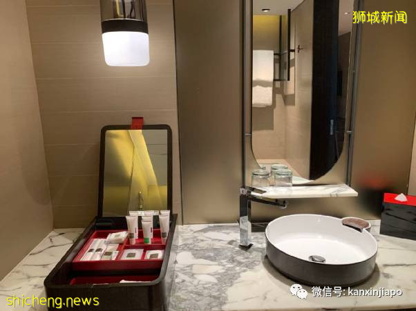 从伦敦飞13小时航程同排者确诊后，我在新加坡被这样安排