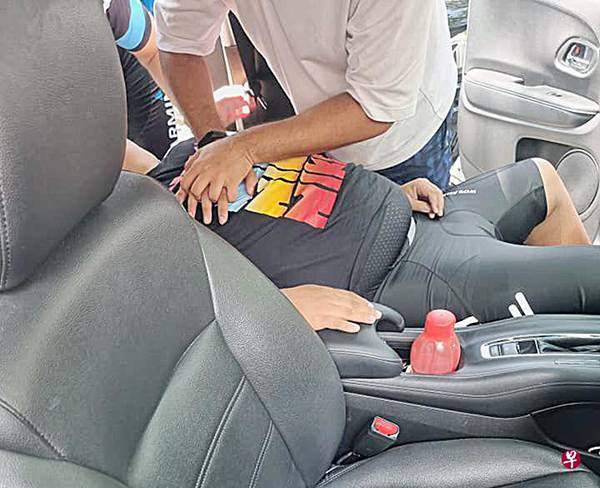 骑脚车心脏病发  2路人救他一命