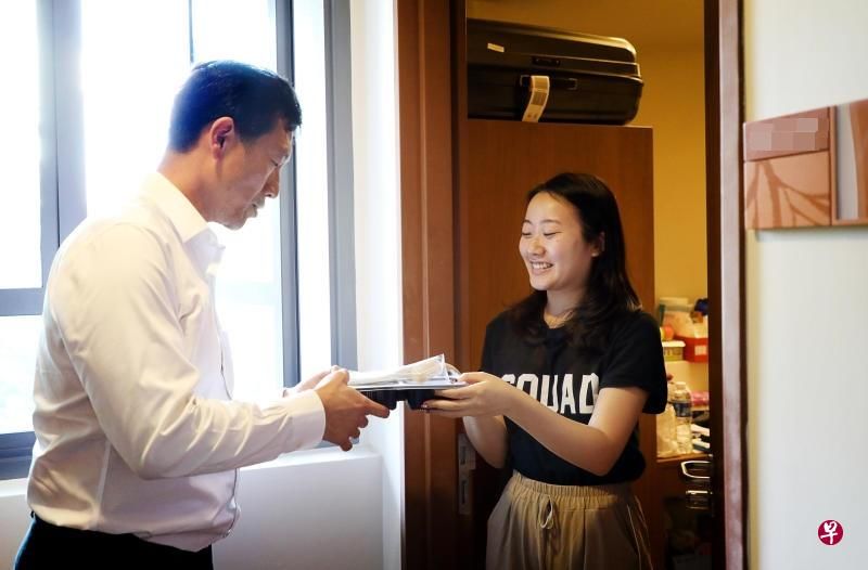 新加坡教育部长给国大南大休缺席假学生送暖