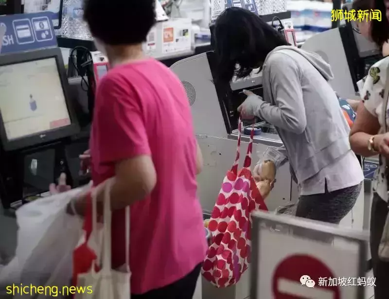 狮城超市塑料袋明年起或征收费用 但改用环保袋并不一定环保