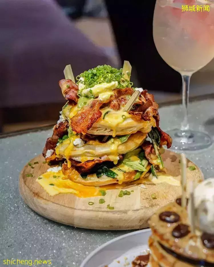 🥞层层叠起的松饼塔,让你开启Brunch美食派对!每个星期日限时推出,来So Singapore享受大餐咯