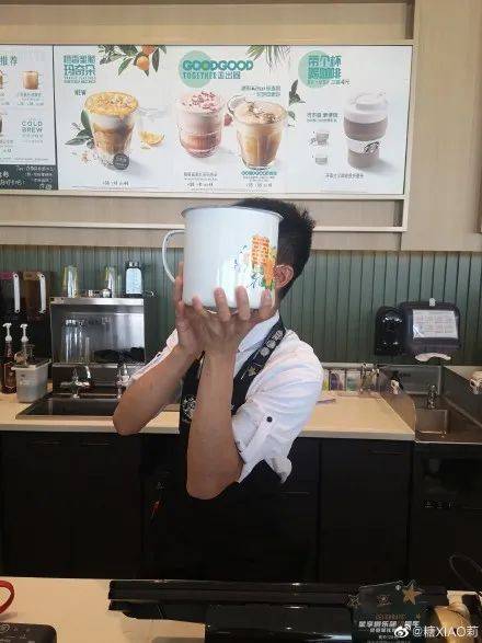 星巴克自帶杯咖啡免費，隊伍排瘋了！新加坡網友：咋不帶痰盂呢