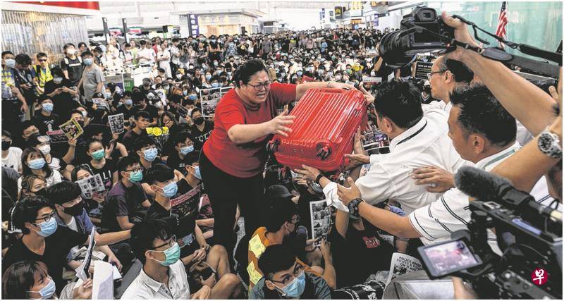 ◤反送中◢ 红衣女子来自峇株巴辖 勇闯机场自嘲“险过剃头”