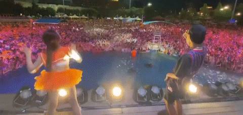 武汉3000人超级派对让世界羡慕!新加坡网友炸了:让美国好好看看