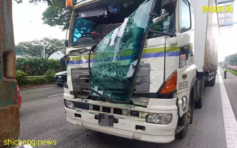 三辆卡车相撞 一人受轻伤