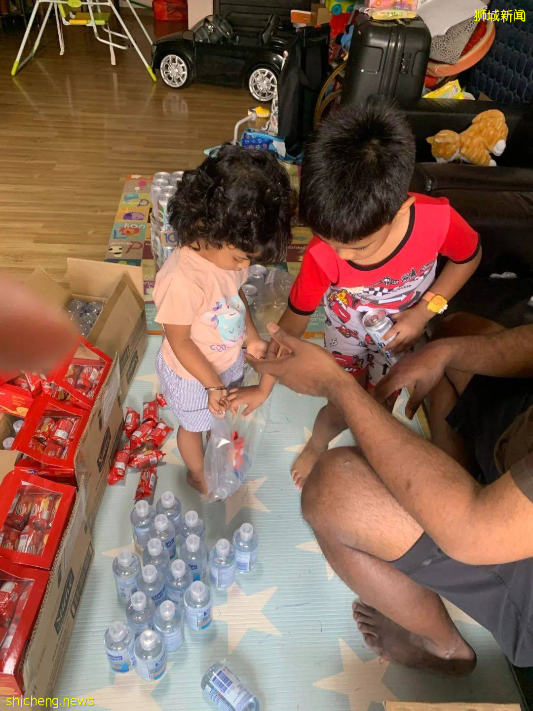 感動！新加坡4歲男孩用零花錢，送100份愛心包給客工