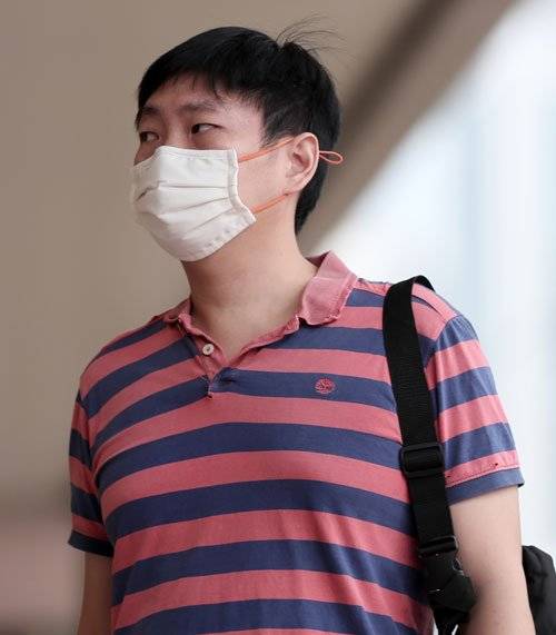 改装迷你相机藏电脑包   前讲师偷拍335女子裙底