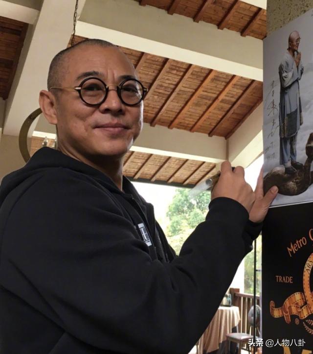 李连杰为何要移民新加坡?从功夫到电影再到慈善,看他经历了什么