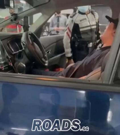 新加坡司机酒驾撞翻摩托后大睡，警察盘问大呼“还要睡觉”