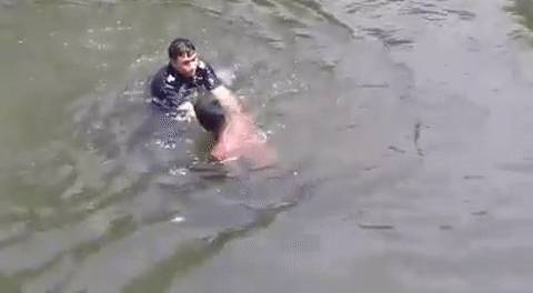 警察下跪震驚全網,實拍昆明人質劫持案有多驚心動魄!新加坡的警察也曾這樣做