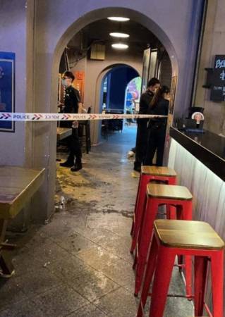 掀桌椅砸酒瓶！两帮人餐馆爆冲突   吓跑顾客 