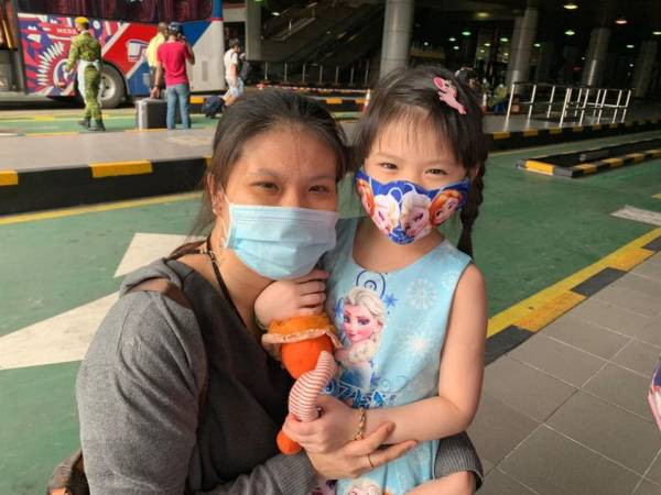 即将入狮城与父母团聚 临别前 孙儿抱紧祖母 