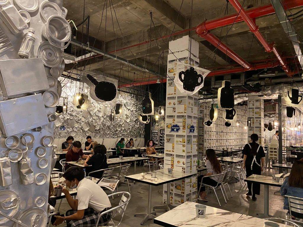 走入银色世界!乌节路平价网红西餐厅“49 seats”带你满墙银器打卡区🤩 便宜好吃又好拍