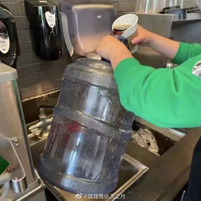 星巴克自帶杯咖啡免費，隊伍排瘋了！新加坡網友：咋不帶痰盂呢